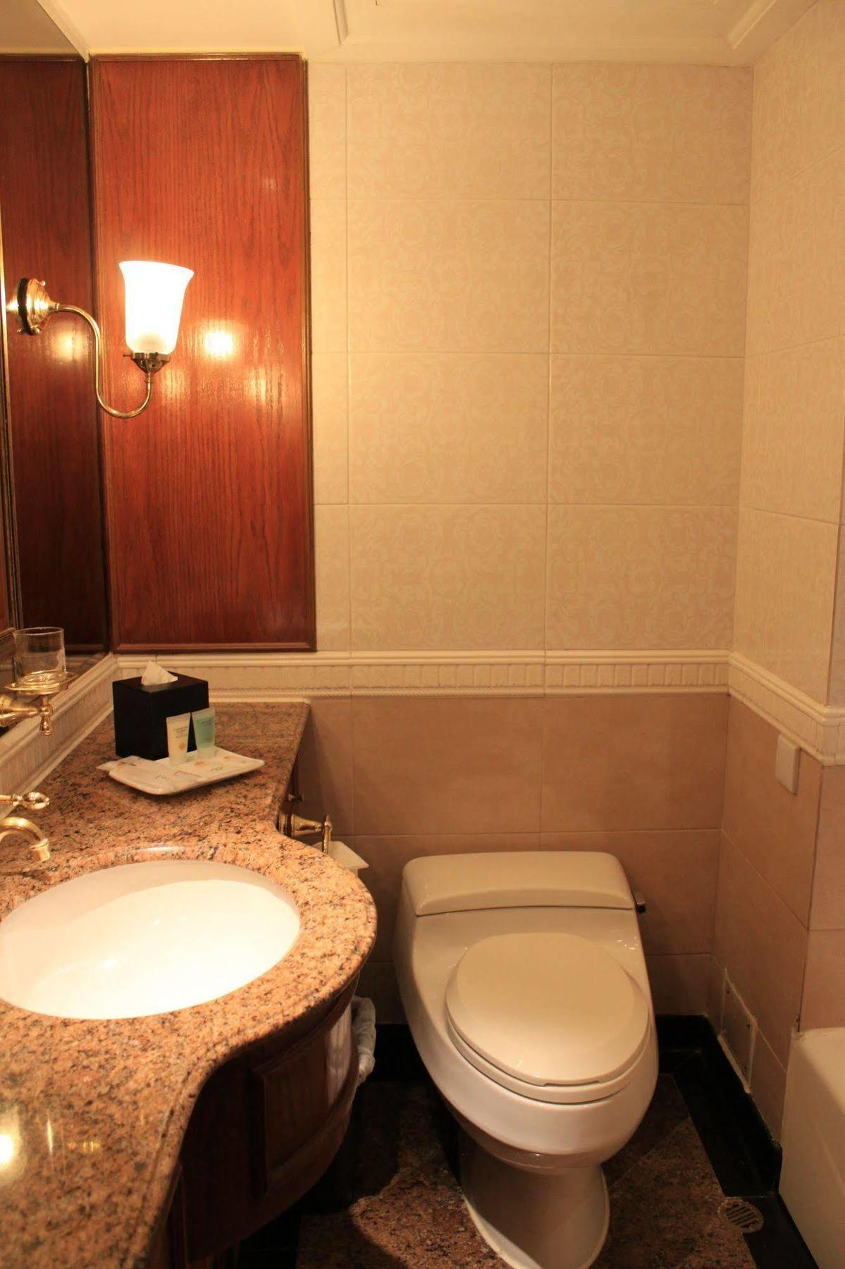 The Emperor - Happy Valley Hotel 4*
